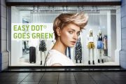 Die neue PVC-freie easy dot®-Innovation: Transparente Druckfolie aus Polyester für glasklare Werbebotschaften