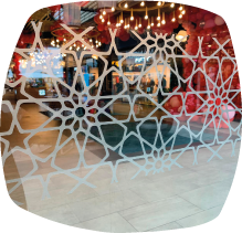 Anwendungsbeispiel: solvoprint® glass deco dusted auf einer Glastür eines Geschäfts in einer Mall: Dekoration und Unfallschutz.